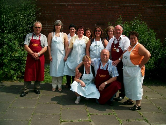 2007 Fleißige Hände beim Grillfest